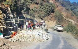 राष्ट्रिय गौरवको मालढुङ्गा–बेनी सडक : खाल्डा पुर्न एक साताको अल्टिमेटम